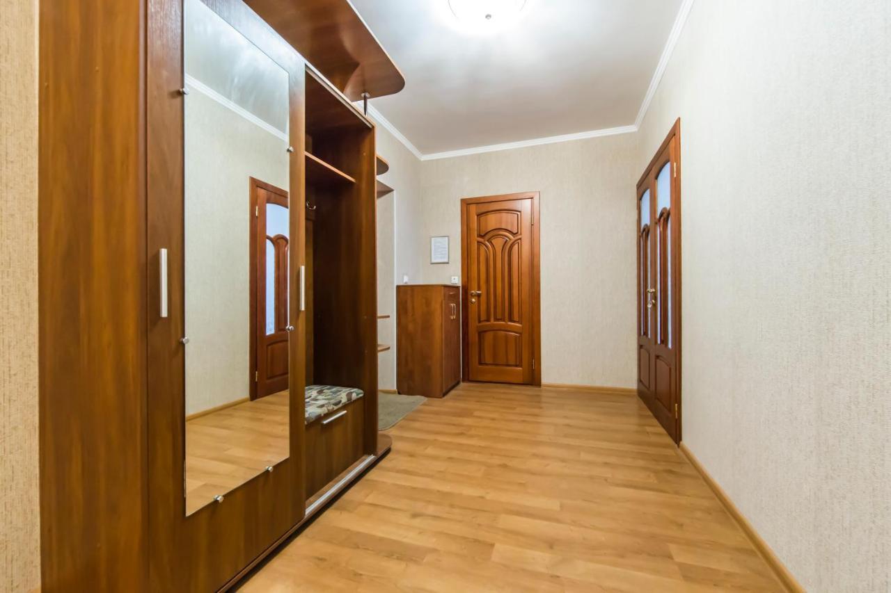комфортная двухкомнатная возле метро академгородок Apartment